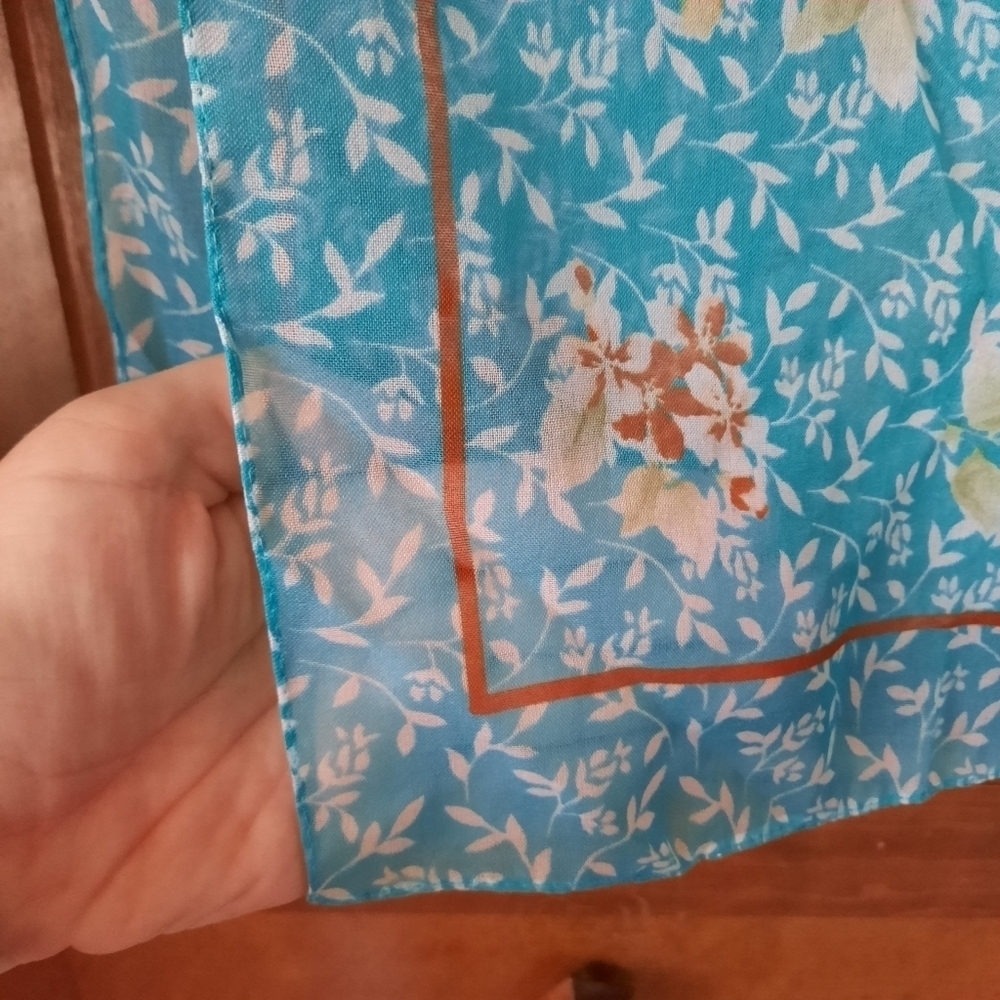 Vintage semi-sheer blue white floral print scarf - Picture 5 of 7